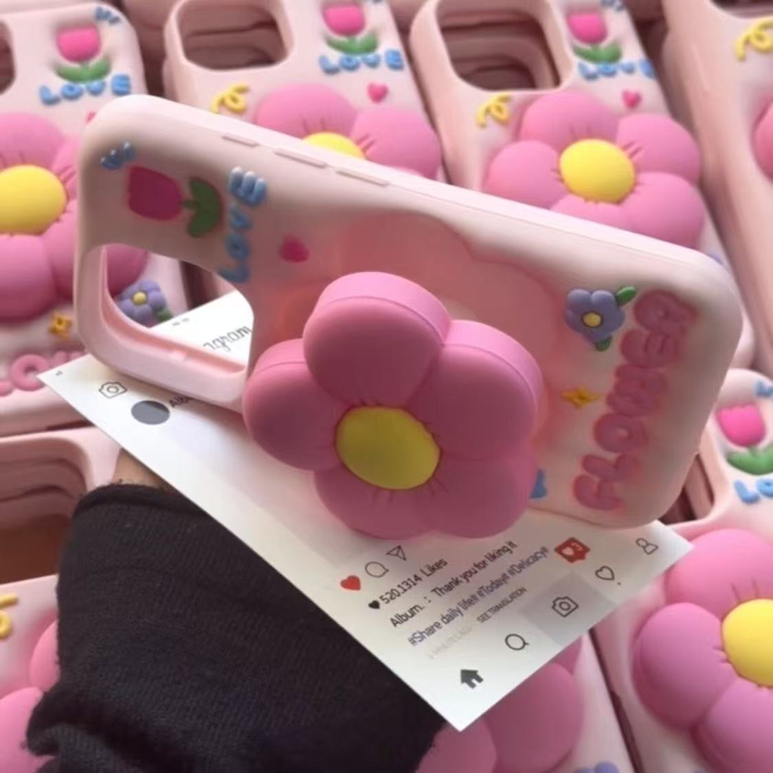 Trendigt 3D Flower iPhone-fodral med stöd – mjuk och fräsch stil