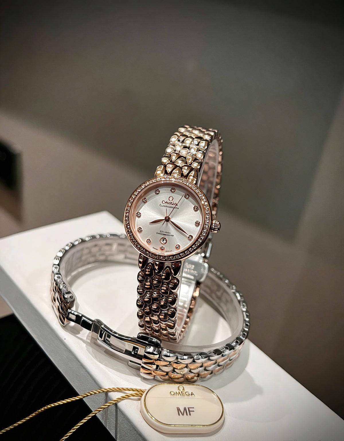 Reloj de vestir con eslabones esculpidos OM