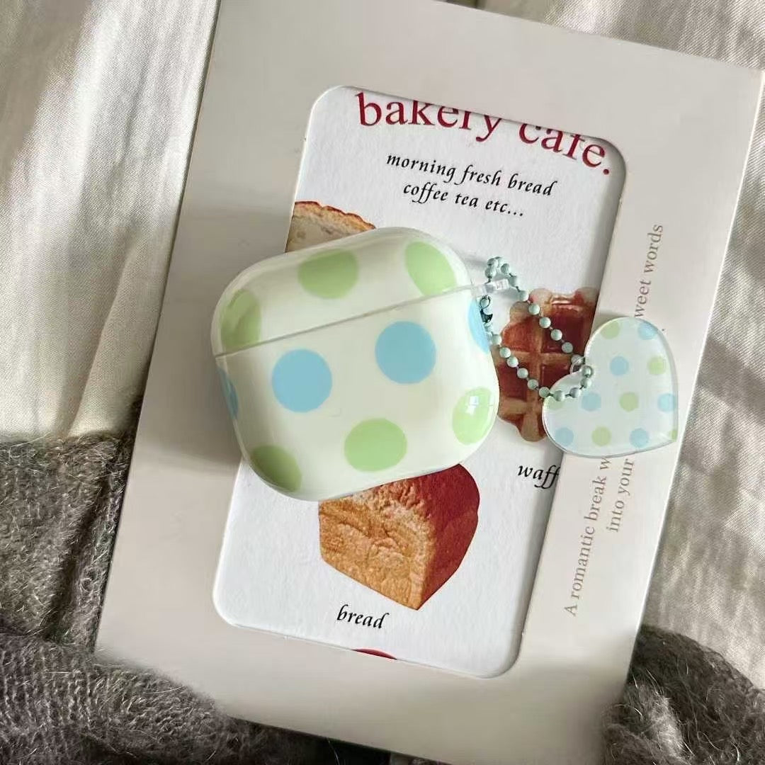 Polka Dot AirPods-fodral med hjärtberlock – pastellblått och grönt