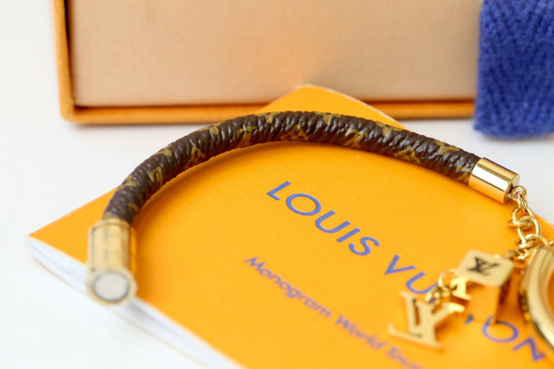 L Chain Charm Patterned Bangle