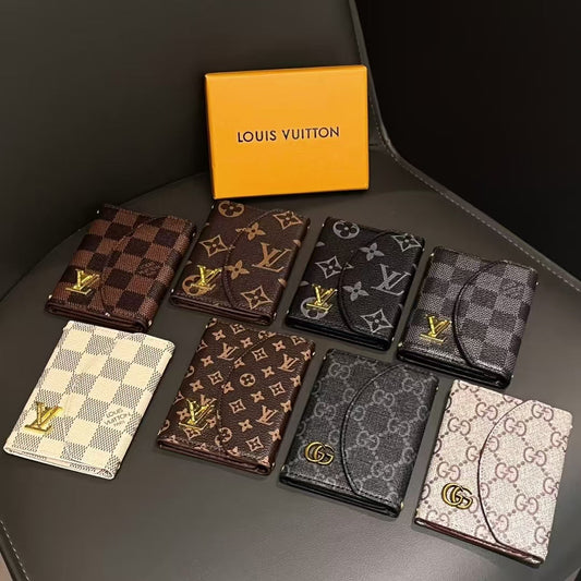 Colección de carteras compactas con monogramas de lujo inspiradas en LV y GG