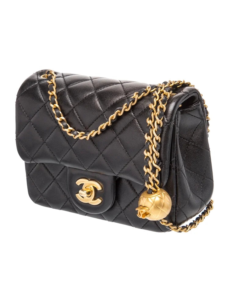 Bolso acolchado negro con cadena gruesa y bolas doradas
