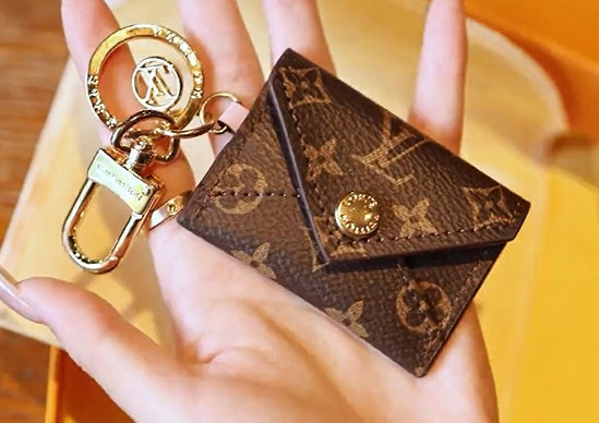 Cartera de diseño con llavero.