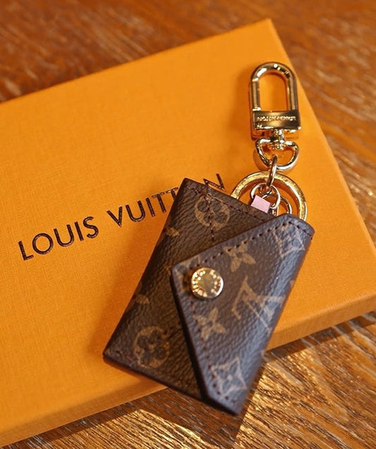 Cartera de diseño con llavero.