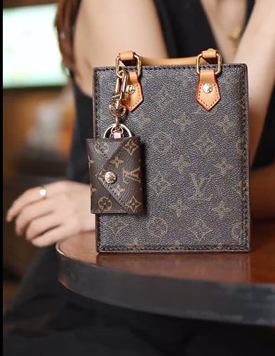 Cartera de diseño con llavero.