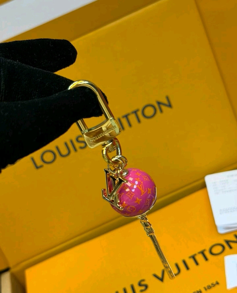 Lyxig Lollipop Monogram Bag Charm Nyckelring