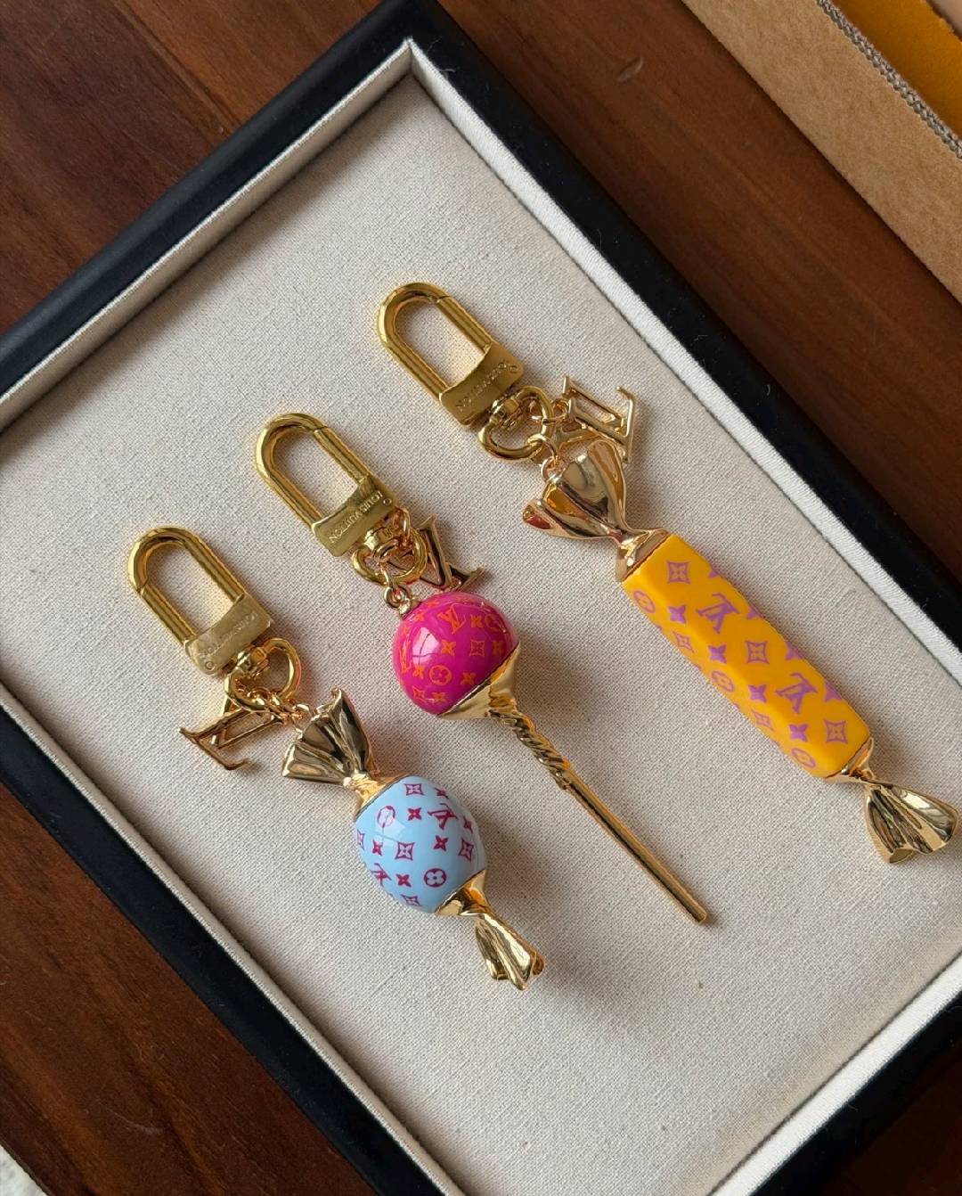 Lyxig Lollipop Monogram Bag Charm Nyckelring