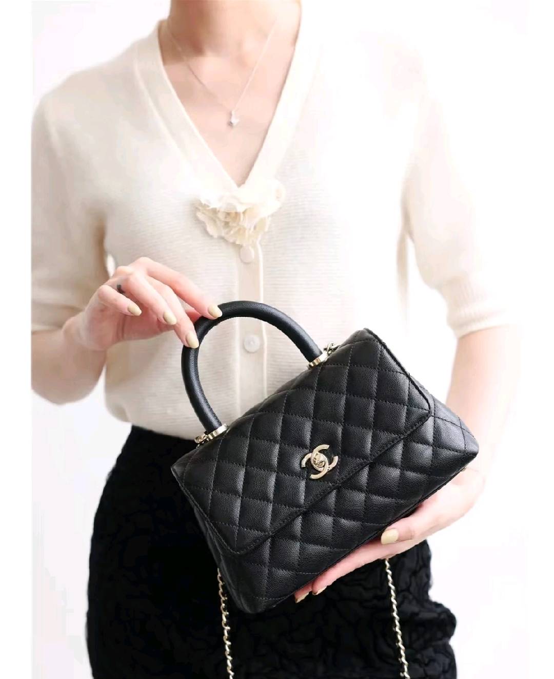 Bolso con solapa de lujo con asa en C de Caviar
