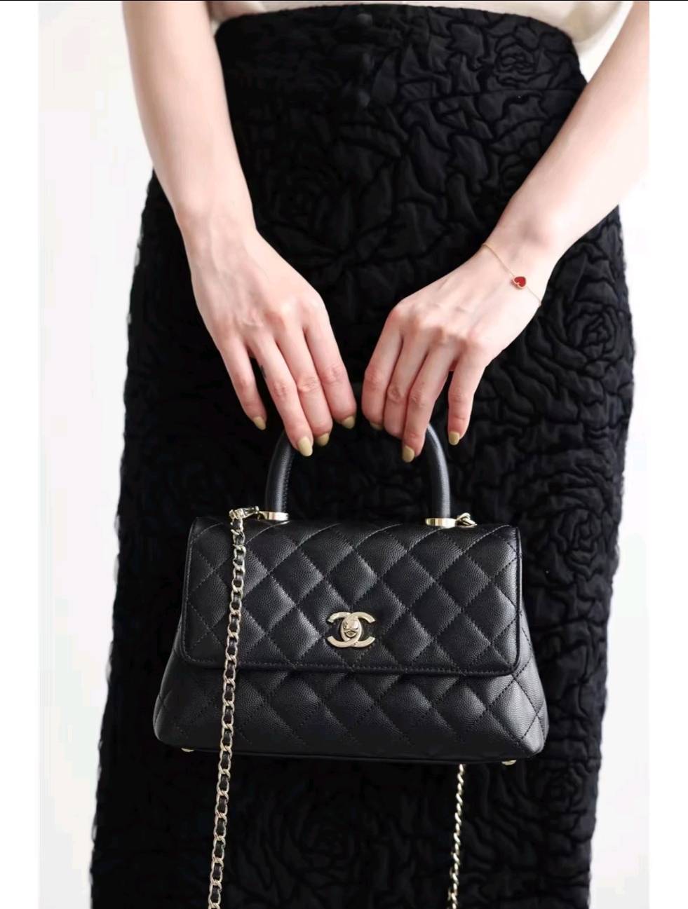 Bolso con solapa de lujo con asa en C de Caviar