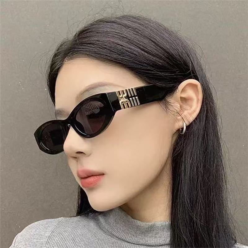 Klasyczne okulary przeciwsłoneczne w oprawkach w stylu retro