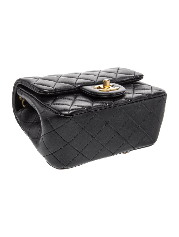 Bolso acolchado negro con cadena gruesa y bolas doradas