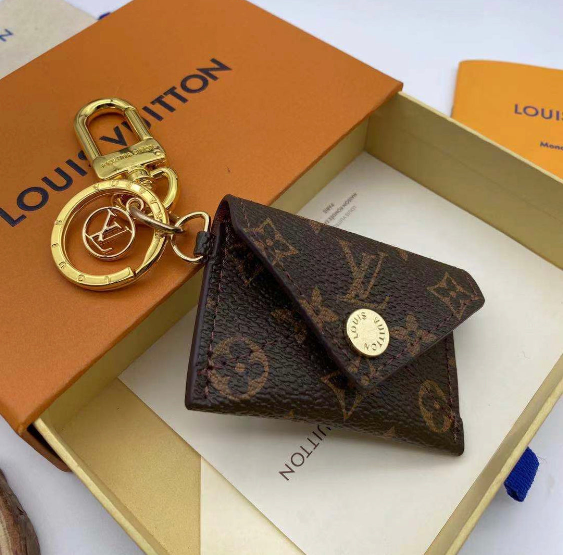Cartera de diseño con llavero.