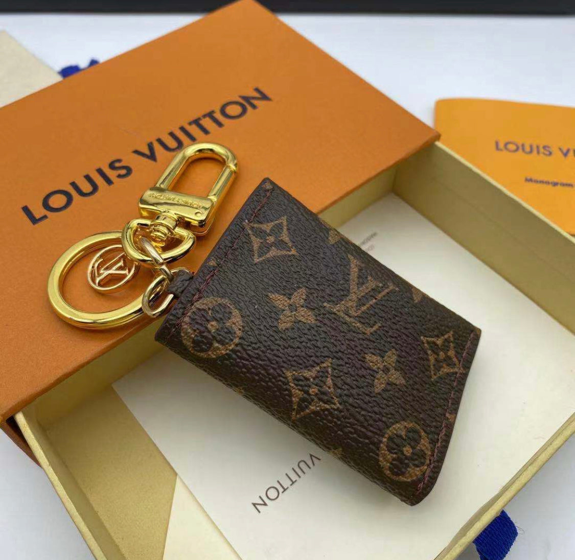 Cartera de diseño con llavero.