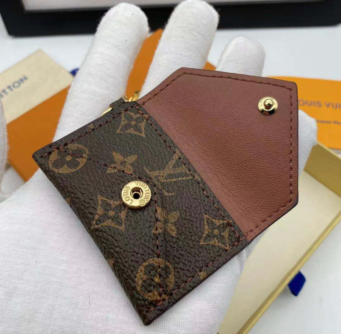 Cartera de diseño con llavero.