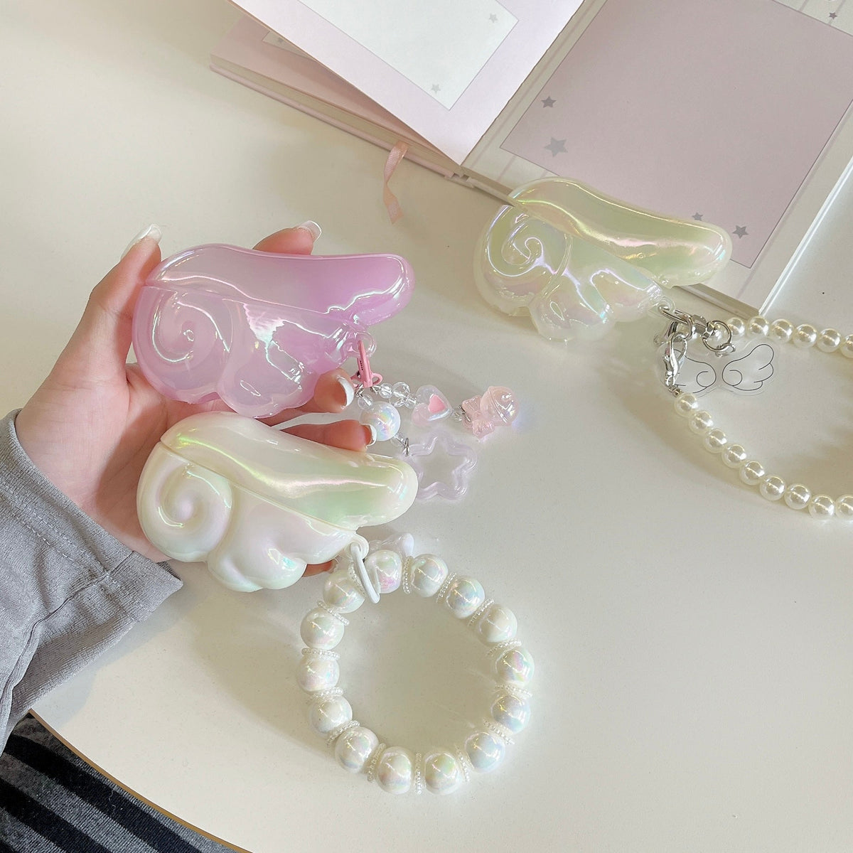 Angel Wing AirPods-fodral med pärl- och pärlberlock