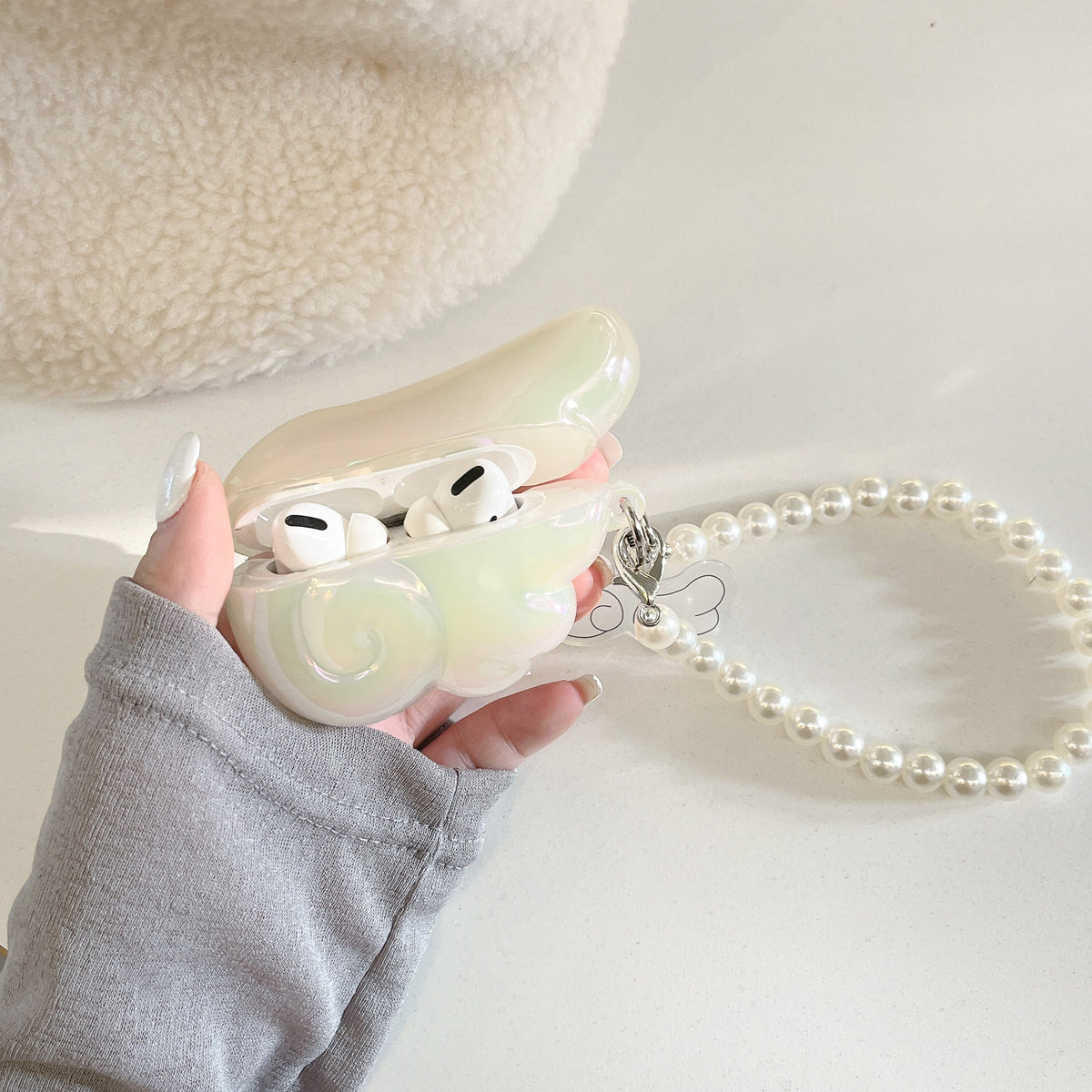 Angel Wing AirPods-fodral med pärl- och pärlberlock