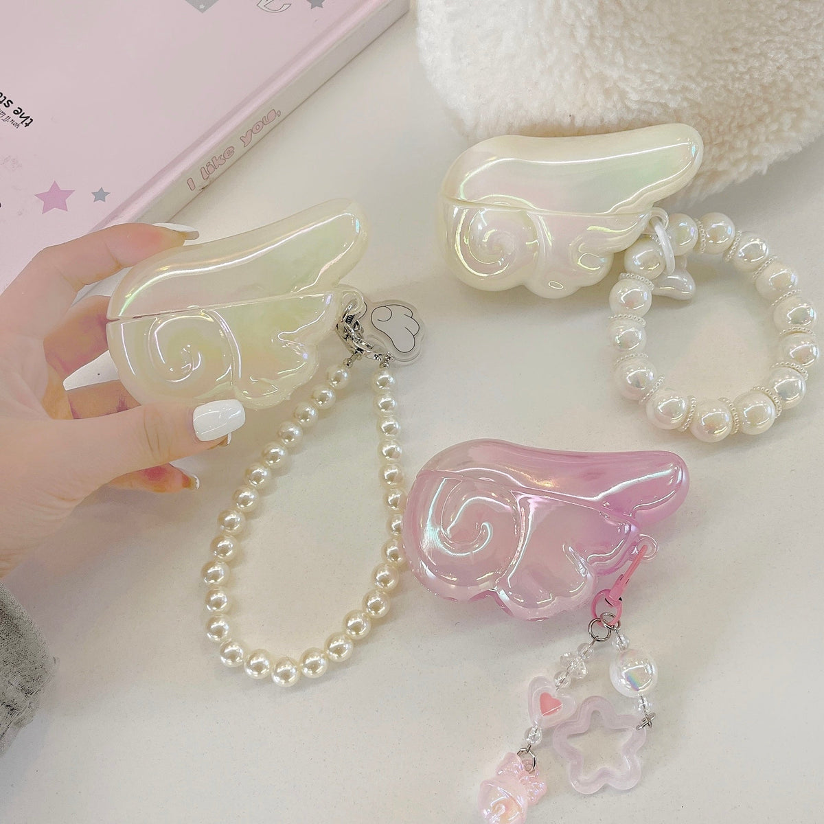 Angel Wing AirPods-fodral med pärl- och pärlberlock