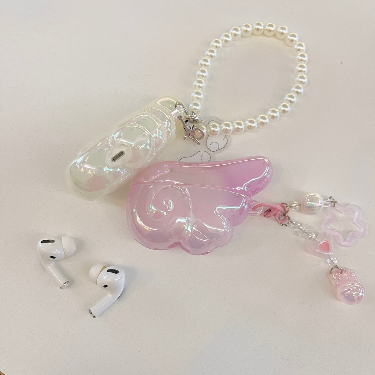 Angel Wing AirPods-fodral med pärl- och pärlberlock