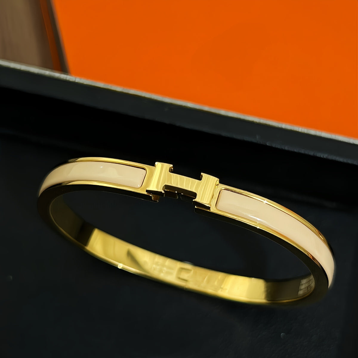 Beige accent bangle, gold-tone