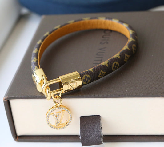 L Sparkling Pendant Strap Bracelet