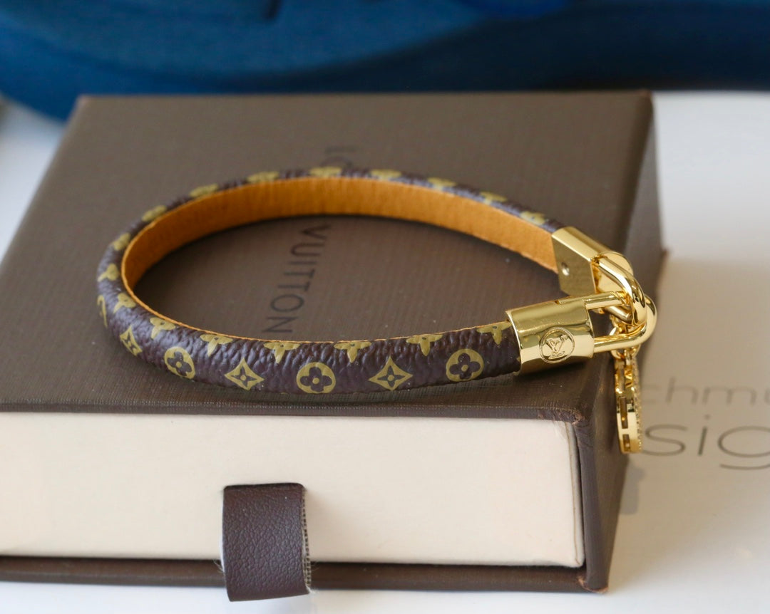 L Sparkling Pendant Strap Bracelet