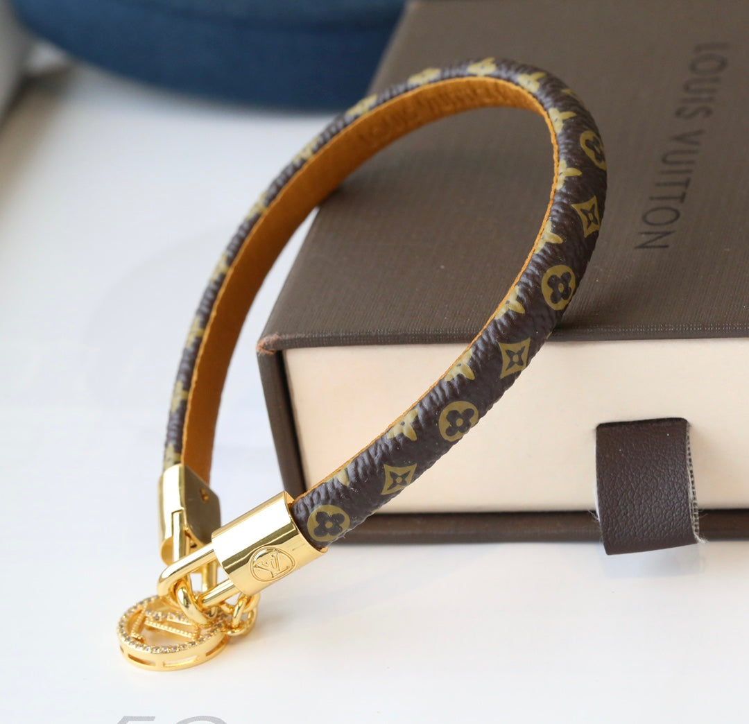L Sparkling Pendant Strap Bracelet