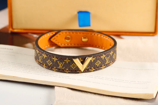 L Patterned Strap Bangle