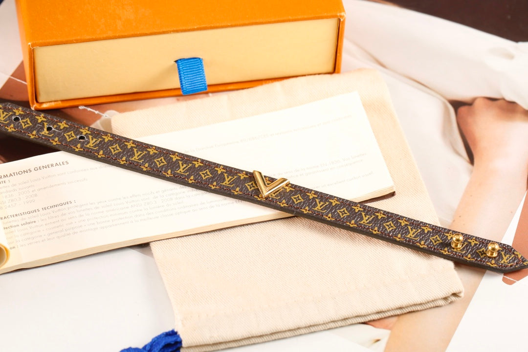 L Patterned Strap Bangle
