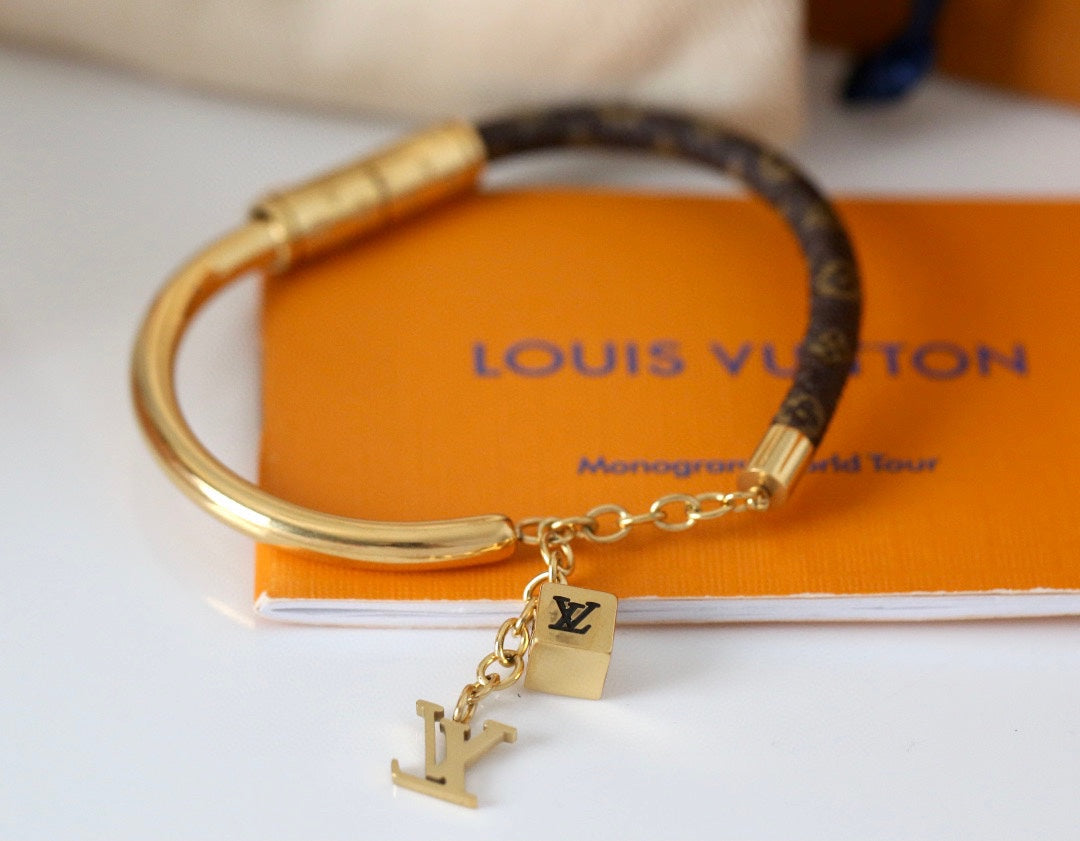 L Chain Charm Patterned Bangle