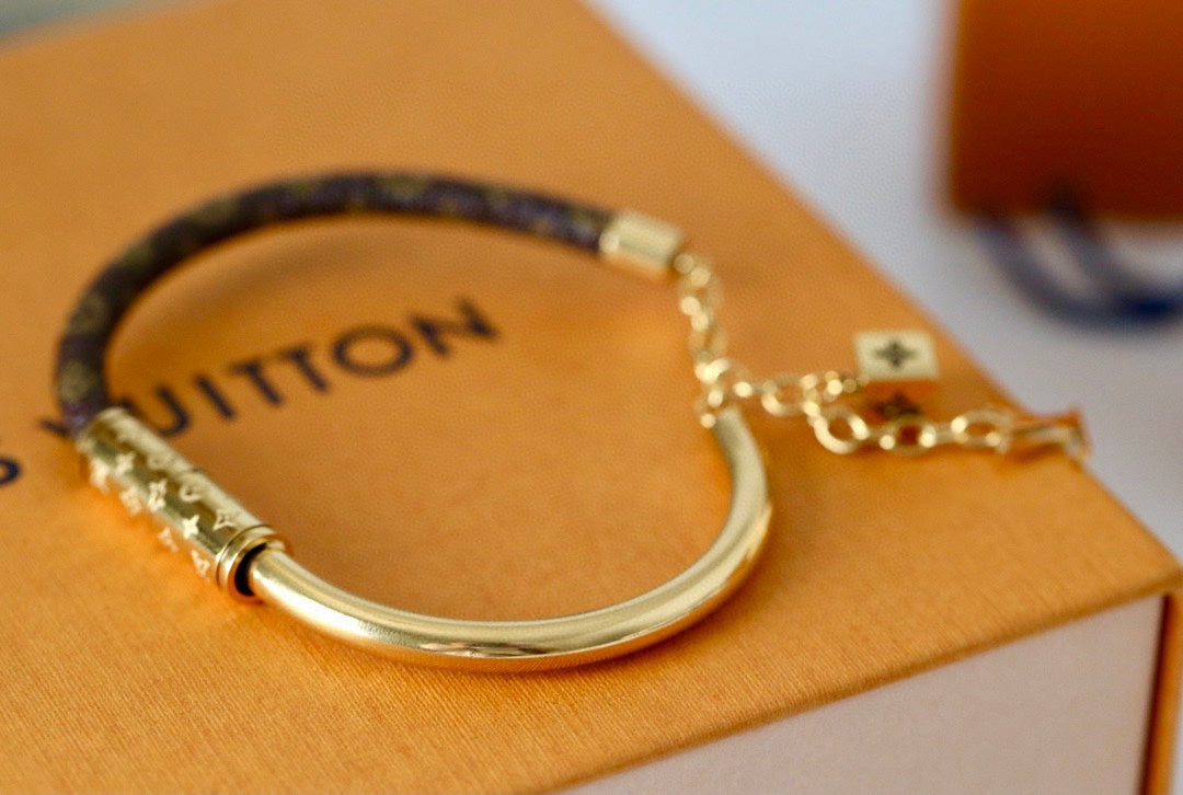 L Chain Charm Patterned Bangle