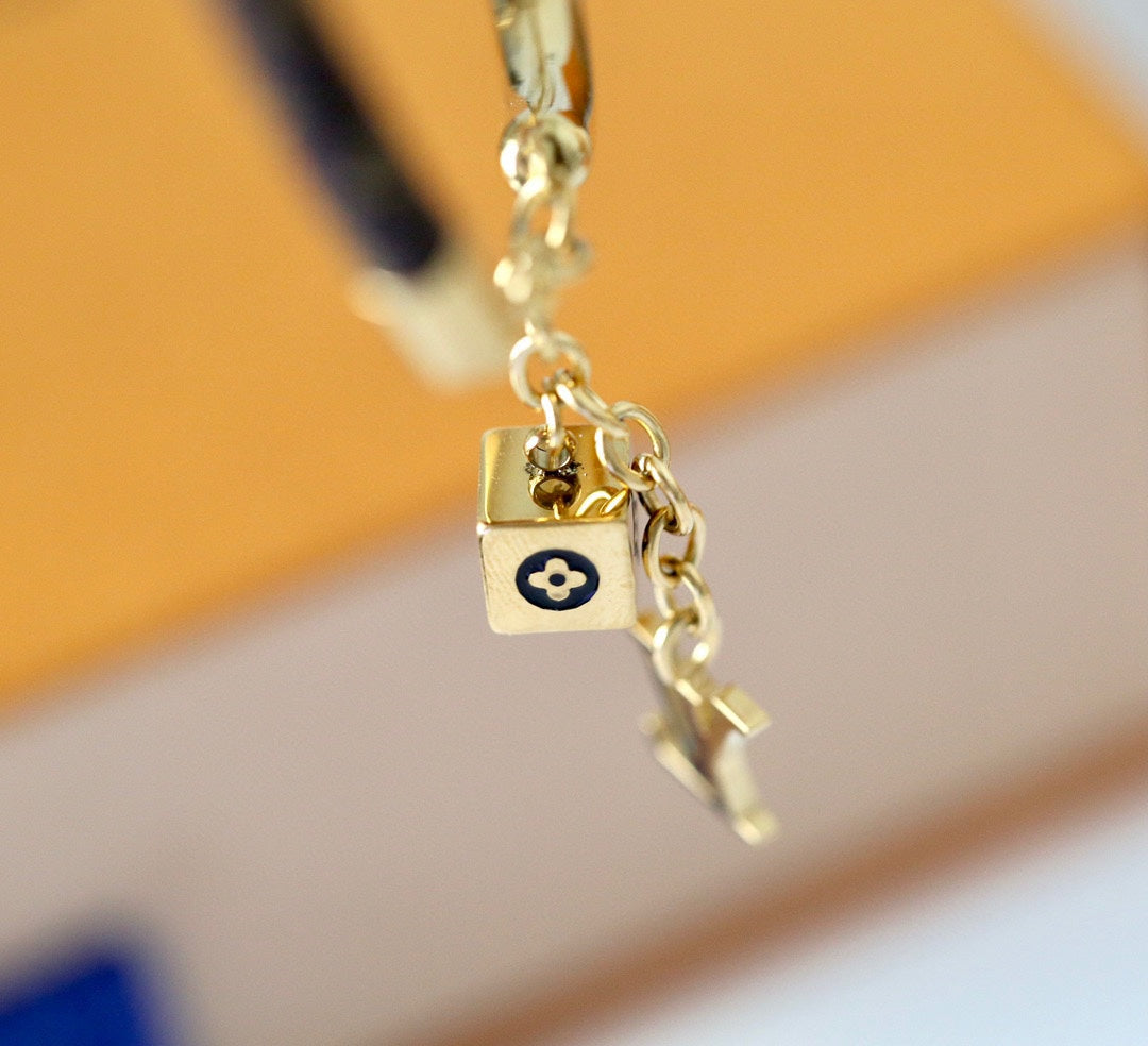 L Chain Charm Patterned Bangle