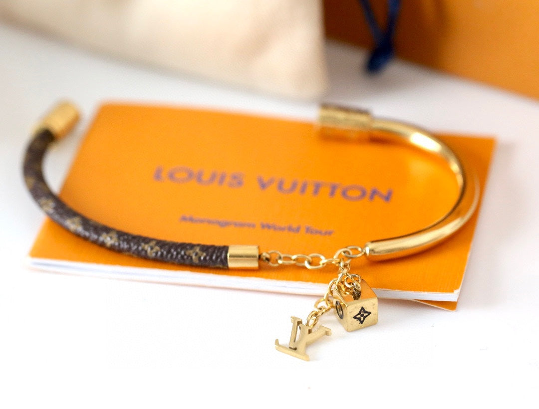 L Chain Charm Patterned Bangle