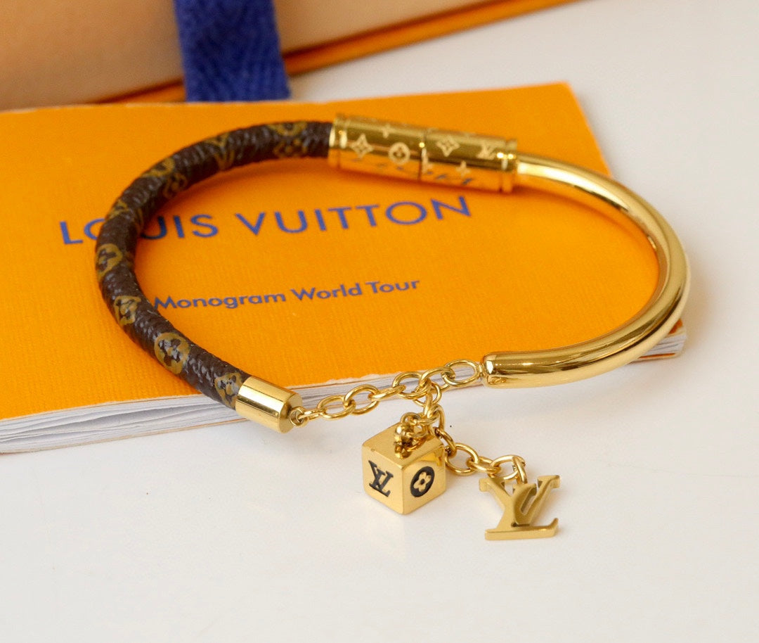 L Chain Charm Patterned Bangle