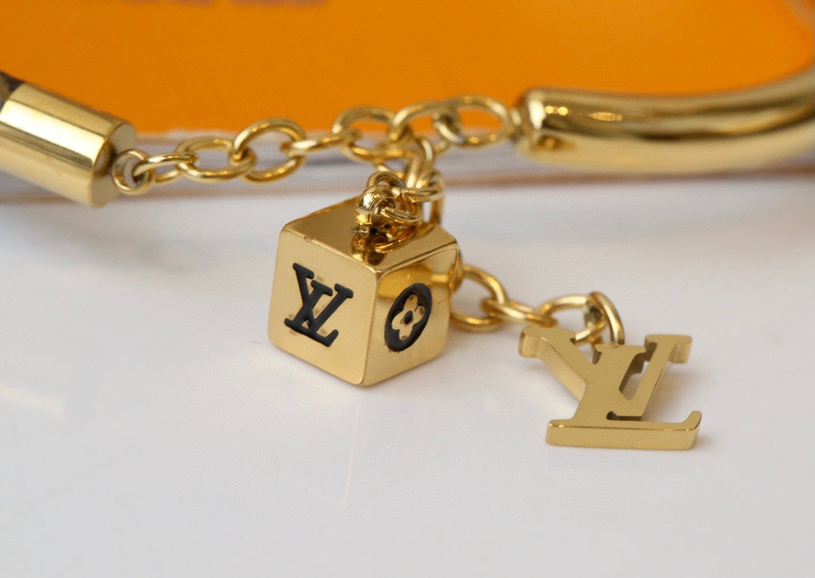L Chain Charm Patterned Bangle