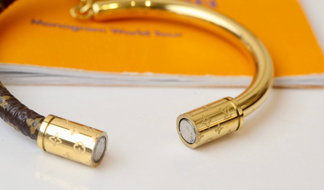 L Chain Charm Patterned Bangle