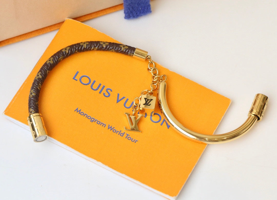 L Chain Charm Patterned Bangle