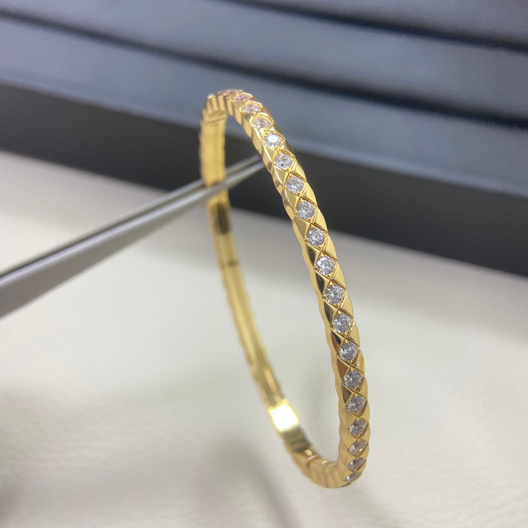 C Slim Sparkling Quilted Bangle