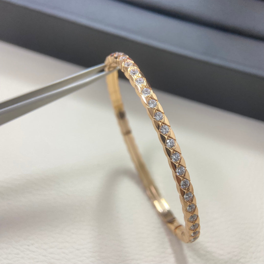 C Slim Sparkling Quilted Bangle