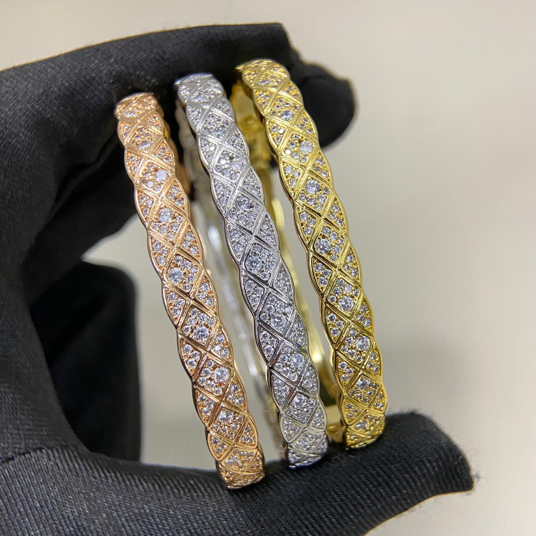 C Sparkling Quilted Bangle