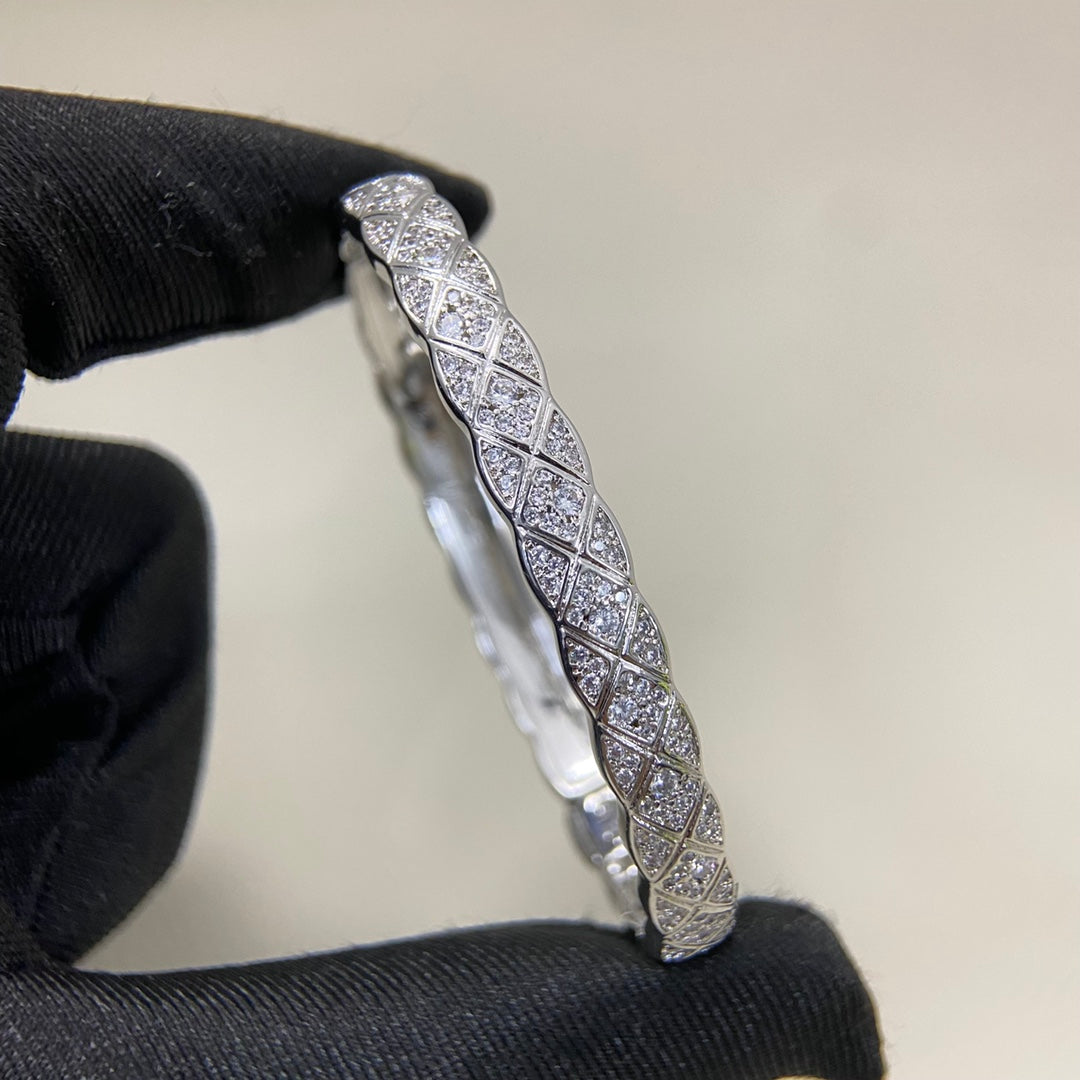 C Sparkling Quilted Bangle