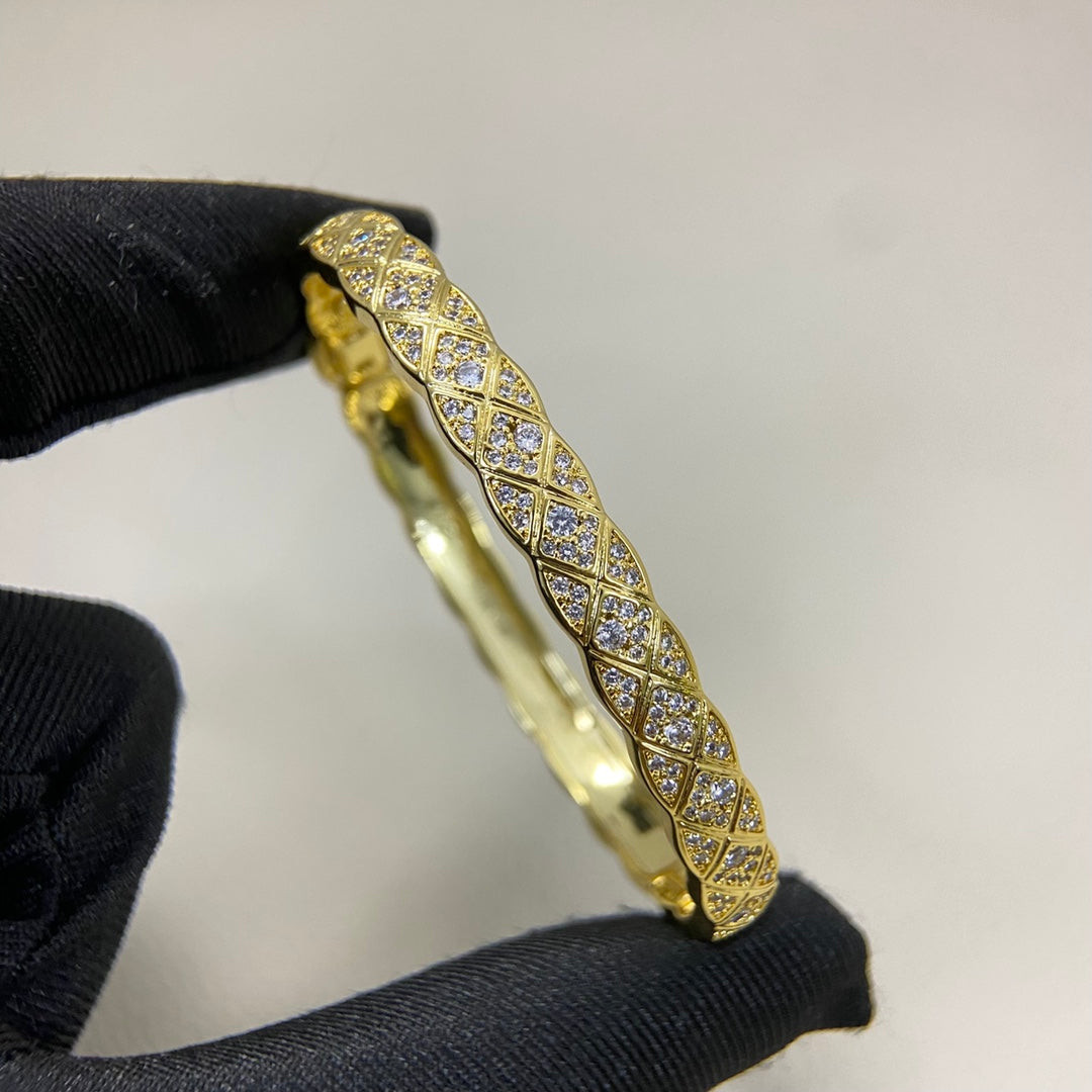 C Sparkling Quilted Bangle