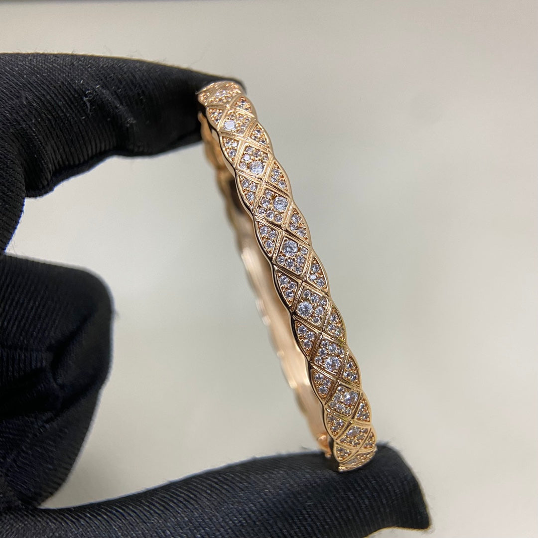 C Sparkling Quilted Bangle